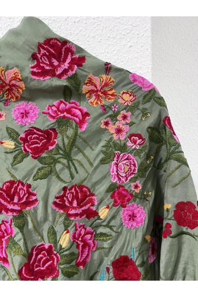Mantoncillo CLAVELLINA verde jabonoso, rojo y rosa, seda, artesanal