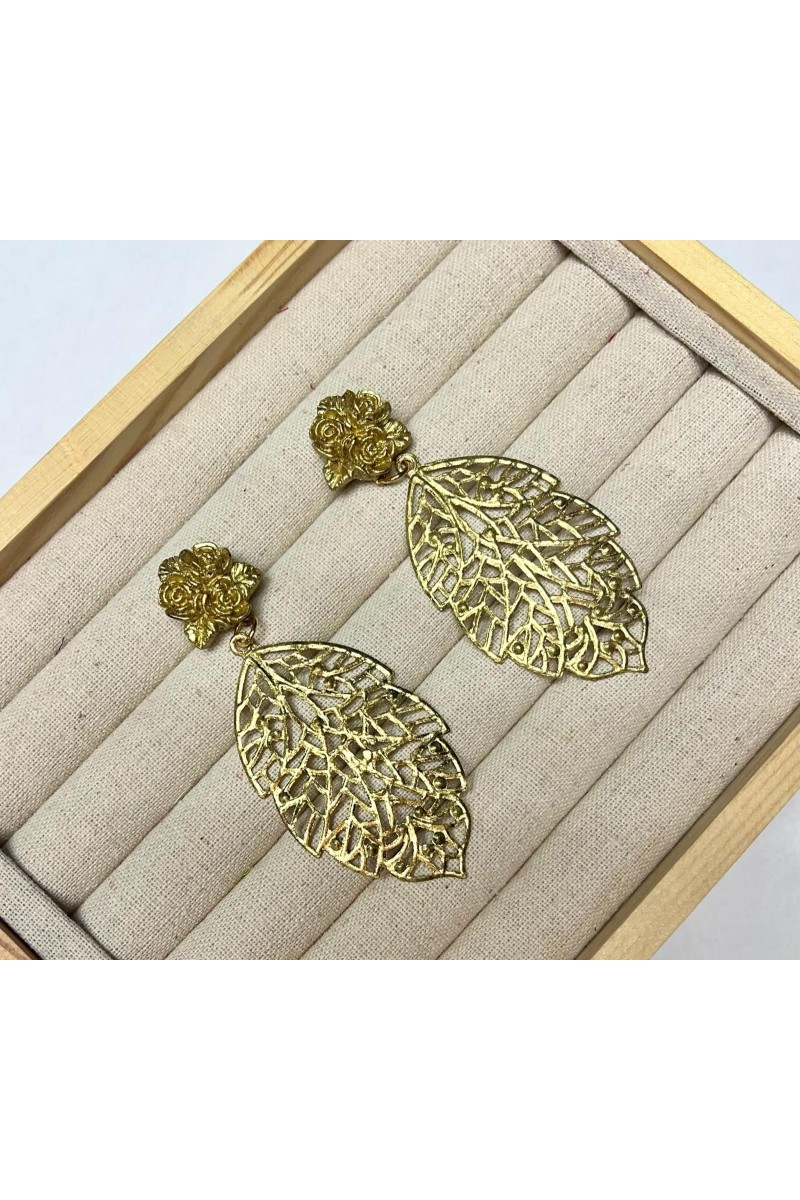 Pendientes dorados HOJAS DE ROSA,artesanales, exclusivos PURA FLAMENCA
