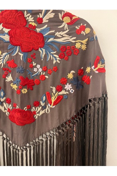 Mantoncillo de flamenca REVUELO gris y rojo, fleco super largo