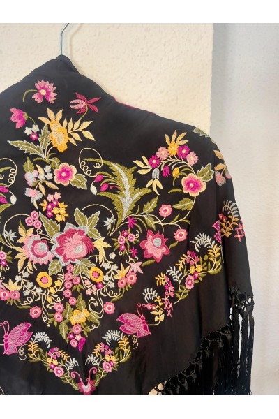 Mantoncillo de flamenca negro bordado color CAMPANILLA, seda,borlones