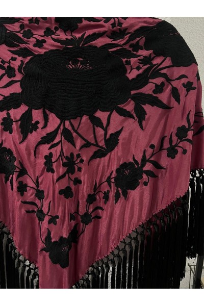 Mantoncillo de flamenca LUCERO vino y negro, artesanal, borlones