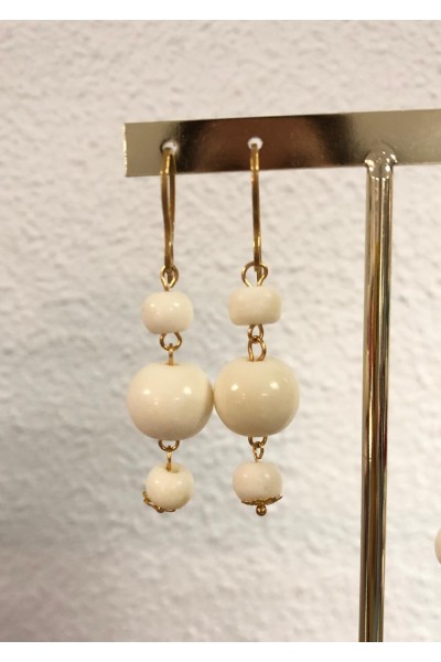 Pendientes dorados HUESITO resina tono hueso. Hipoalergenicos