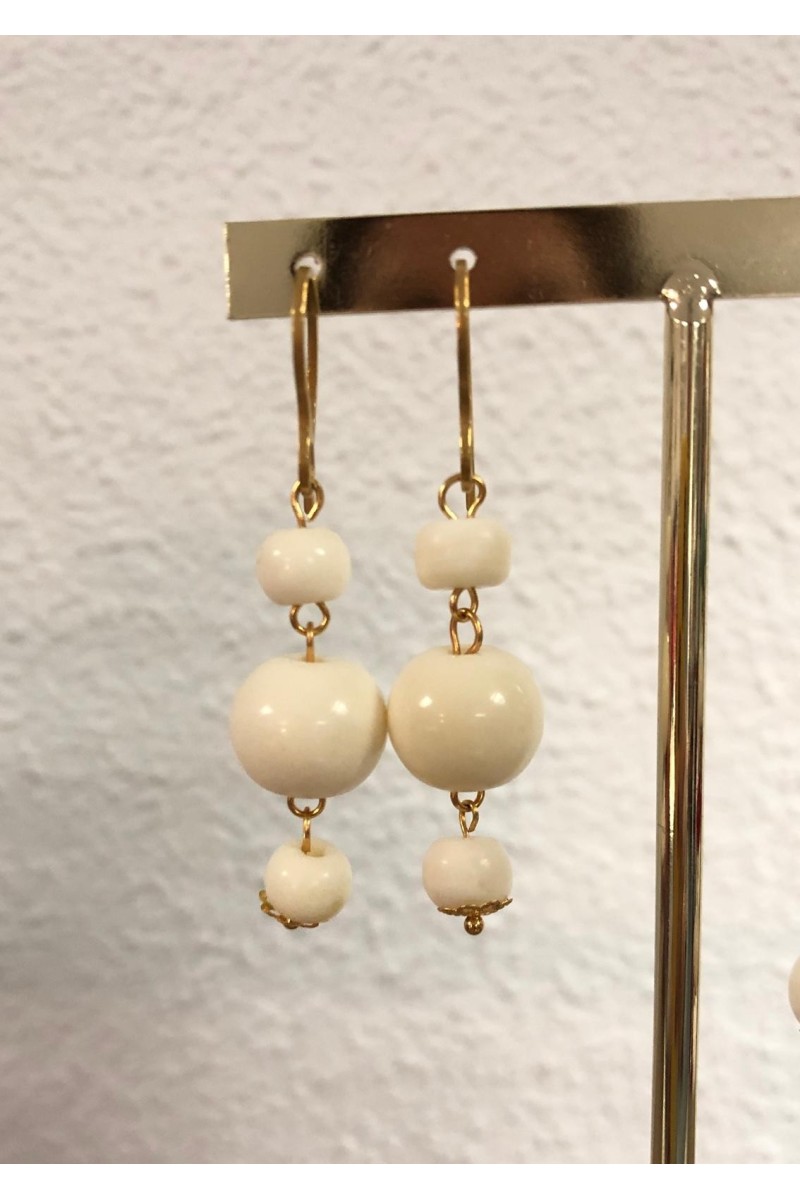 Pendientes dorados HUESITO resina tono hueso. Hipoalergenicos Pendientes dorados HUESITO resina tono hueso. Hipoalergenicos