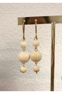 Pendientes dorados HUESITO resina tono hueso. Hipoalergenicos