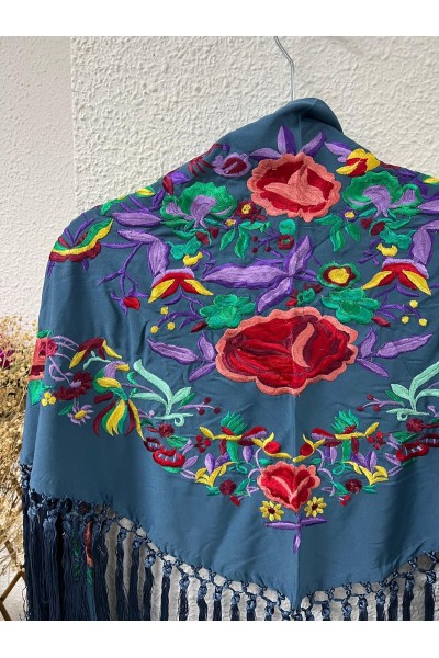 Mantoncillo de flamenca LAVANDA azul ducado, flecado a mano, borlones
