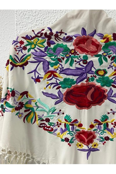 Mantoncillo de flamenca LAVANDA blanco roto, flecado a mano, borlones