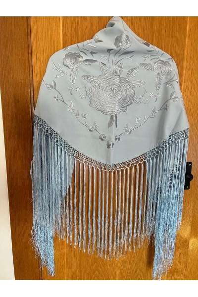 Mantoncillo ROSALEDA azul celeste, crespón, flecado artesanal