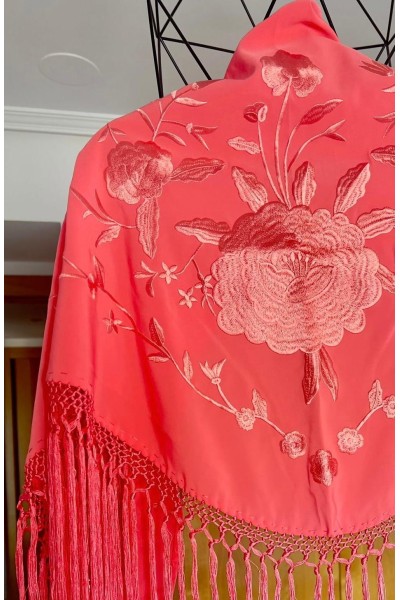 Mantoncillo de flamenca ROSALEDA coral al tono, flecado a mano