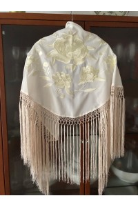 Mantoncillo ROSALEDA beige, bordado al tono, crespón, flecado a mano.