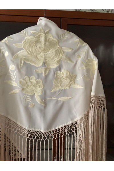 Mantoncillo ROSALEDA beige, bordado al tono, crespón, flecado a mano.