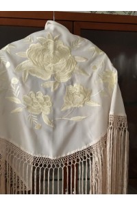 Mantoncillo ROSALEDA beige, bordado al tono, crespón, flecado a mano.