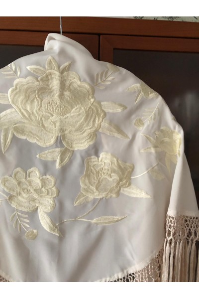 Mantoncillo ROSALEDA beige, bordado al tono, crespón, flecado a mano.