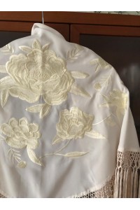 Mantoncillo ROSALEDA beige, bordado al tono, crespón, flecado a mano.