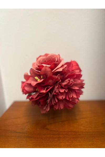 Ramillete ROCÍO Coral de tela con rosas, dalias y hortensias