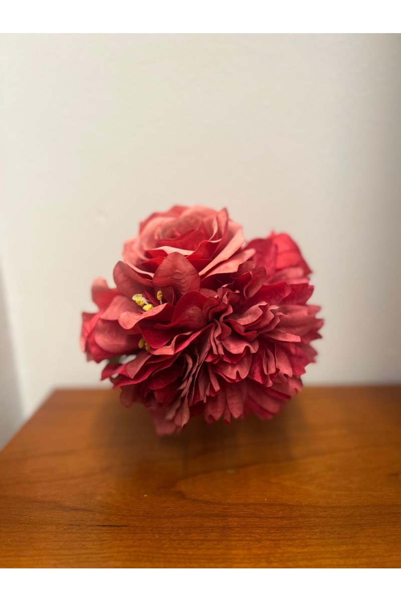 Ramillete ROCÍO Coral de tela con rosas, dalias y hortensias