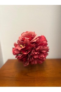 Ramillete ROCÍO Coral de tela con rosas, dalias y hortensias