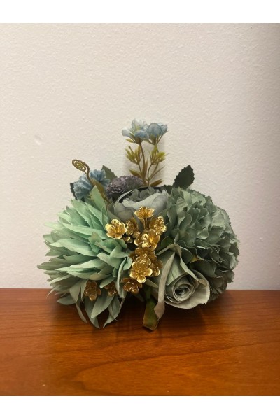 Ramillete LUISA, verde jabonoso, de tela, con rosas, claveles y dalias