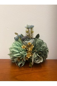 Ramillete LUISA, verde jabonoso, de tela, con rosas, claveles y dalias