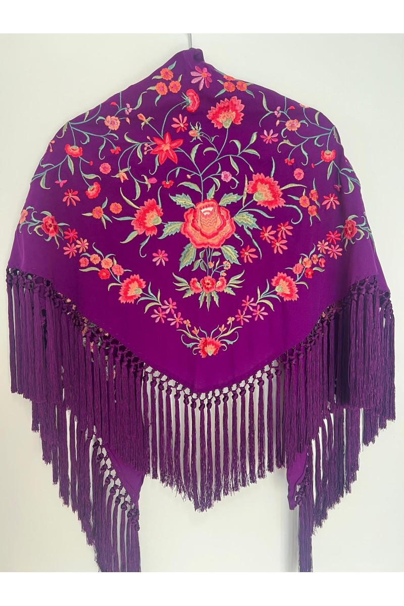 Mantoncillo de flamenca CINTIA morado, crespón y seda, borlones Mantoncillo de flamenca CINTIA morado, crespón y seda, borlones