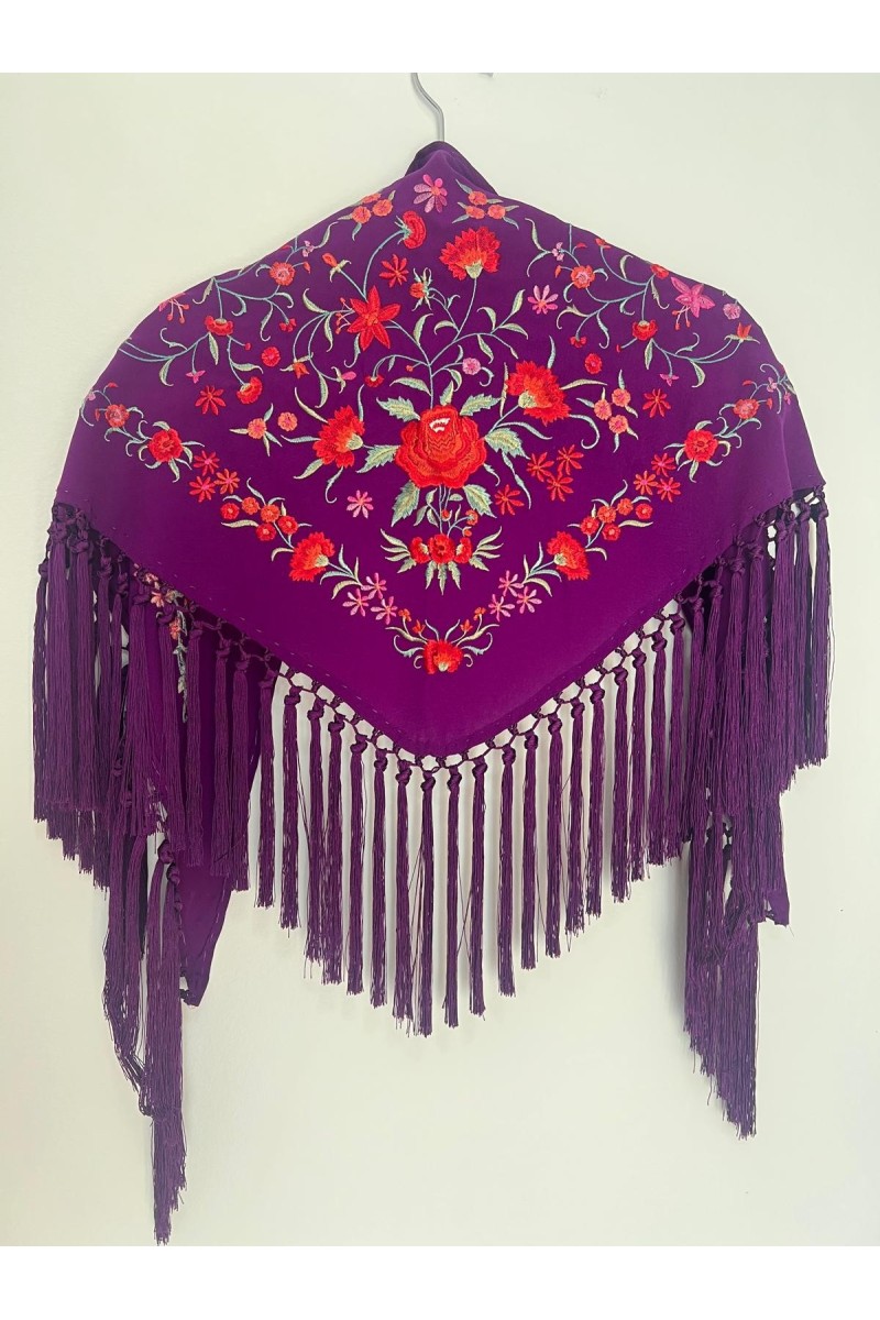 Mantoncillo de flamenca de niña CINTIA morado, rojo, crespón, borlones Mantoncillo de flamenca de niña CINTIA morado, rojo, crespón, borlones