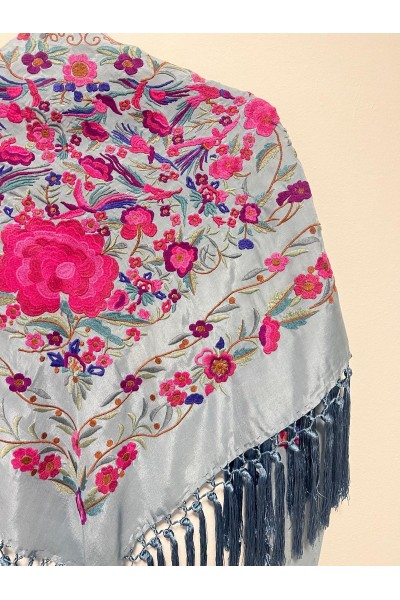 Mantoncillo de flamenca gris, rosa fuxia, seda, borlón