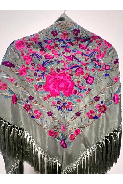 Mantoncillo de flamenca verde jabonoso, rosa fuxia, seda, borlón