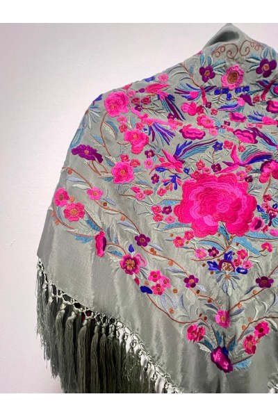 Mantoncillo de flamenca verde jabonoso, rosa fuxia, seda, borlón