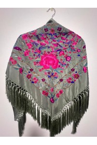 Mantoncillo de flamenca verde jabonoso, rosa fuxia, seda, borlón