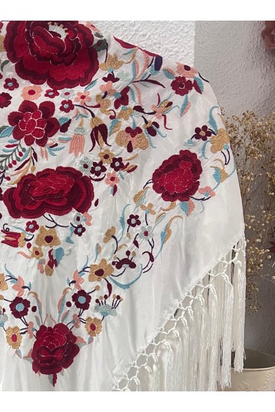 Mantoncillo de flamenca ROSASROJAS blanco, flecado artesanal borlones