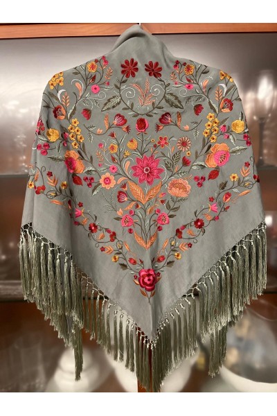 Mantoncillo PUREZA verde jabonoso, seda, flecado artesanal borlones