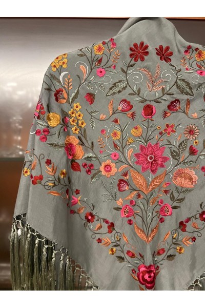 Mantoncillo PUREZA verde jabonoso, seda, flecado artesanal borlones