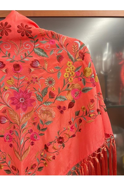 Mantoncillo PUREZA coral, seda, flecado artesanal borlones