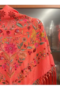 Mantoncillo PUREZA coral, seda, flecado artesanal borlones