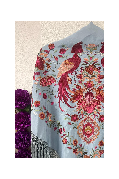 Mantoncillo HERENCIA azul celeste, seda, flecado artesanal borlones