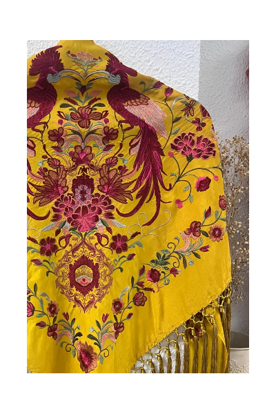 Mantoncillo HERENCIA mostaza, seda, flecado artesanal borlones