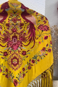 Mantoncillo HERENCIA mostaza, seda, flecado artesanal borlones