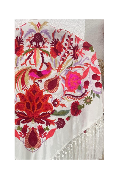 Mantoncillo LEGADO blanco, seda, flecado artesanal borlones