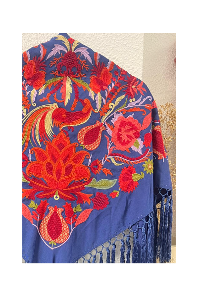 Mantoncillo LEGADO azulón, seda, flecado artesanal borlones