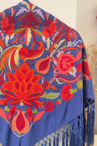 Mantoncillo LEGADO azulón, seda, flecado artesanal borlones