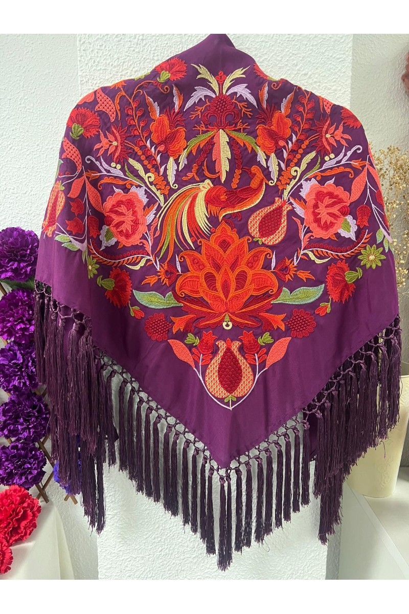 Mantoncillo LEGADO berenjena, seda, flecado artesanal borlones