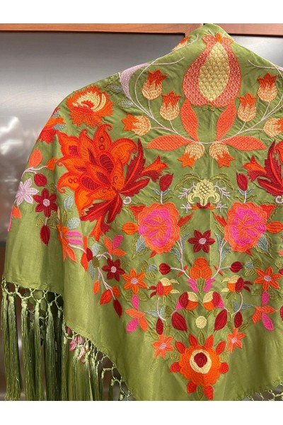 Mantoncillo LEGADO2 verde oliva, seda, flecado artesanal borlones