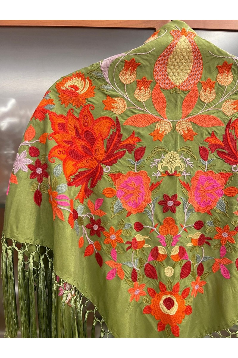 Mantoncillo LEGADO2 verde oliva, seda, flecado artesanal borlones