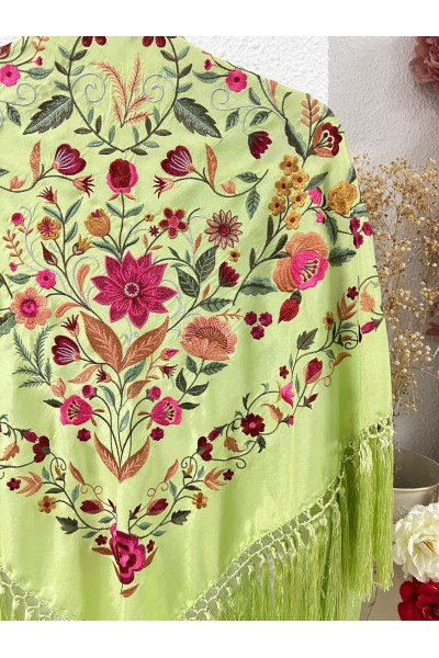 Mantoncillo PUREZA verde manzana, seda, flecado borlón