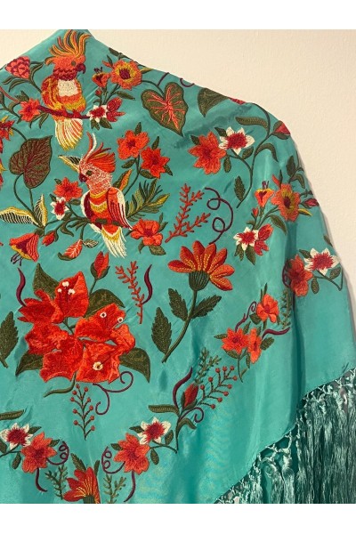 Mantoncillo GUACAMAYO aguamarina,bordado naranja,verde, seda, borlones