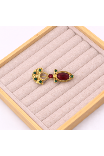 Broche ROMANO dorado y granate y verde, baño en oro, piedras naturales