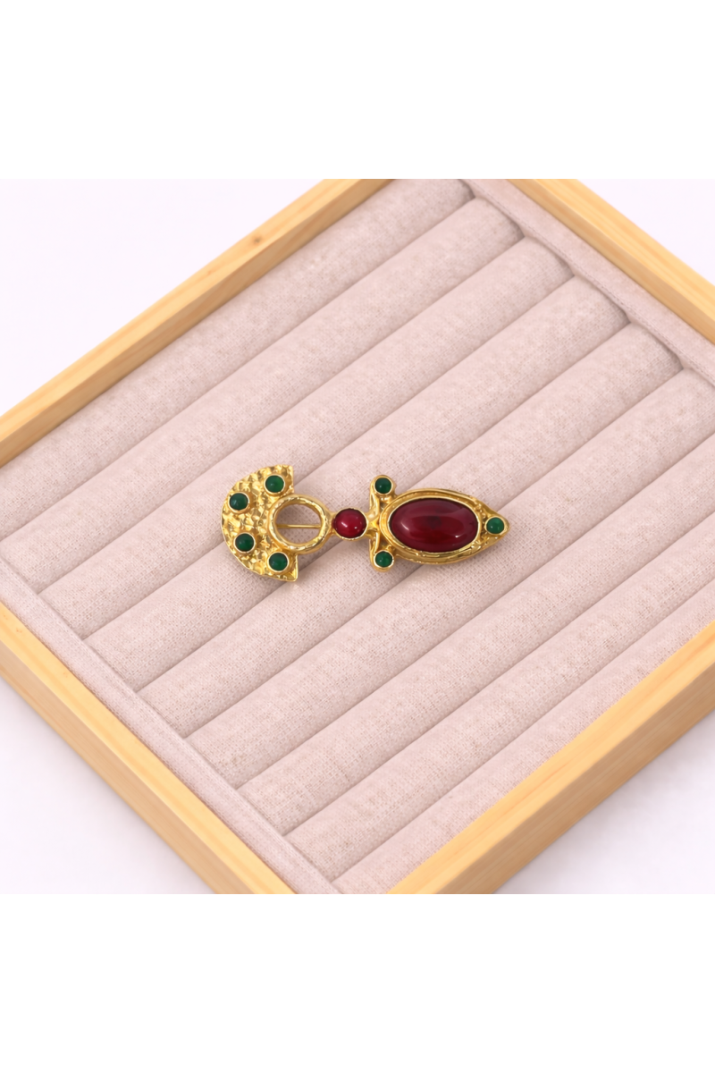 Broche ROMANO dorado y granate y verde, baño en oro, piedras naturales