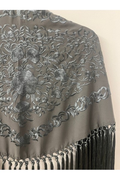 Mantoncillo de flamenca ANDALUCÍA tono gris plomo al tono con borlones