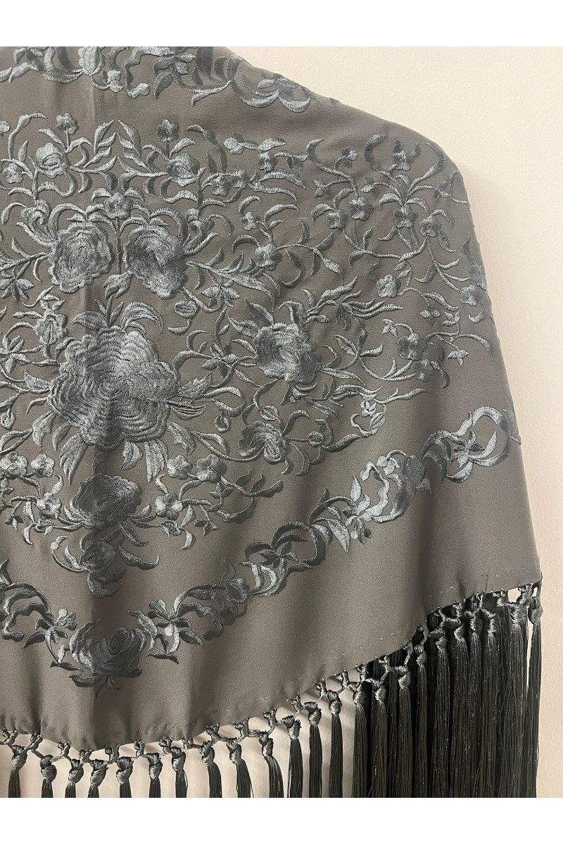 Mantoncillo de flamenca ANDALUCÍA tono gris plomo al tono con borlones