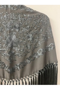 Mantoncillo de flamenca ANDALUCÍA tono gris plomo al tono con borlones