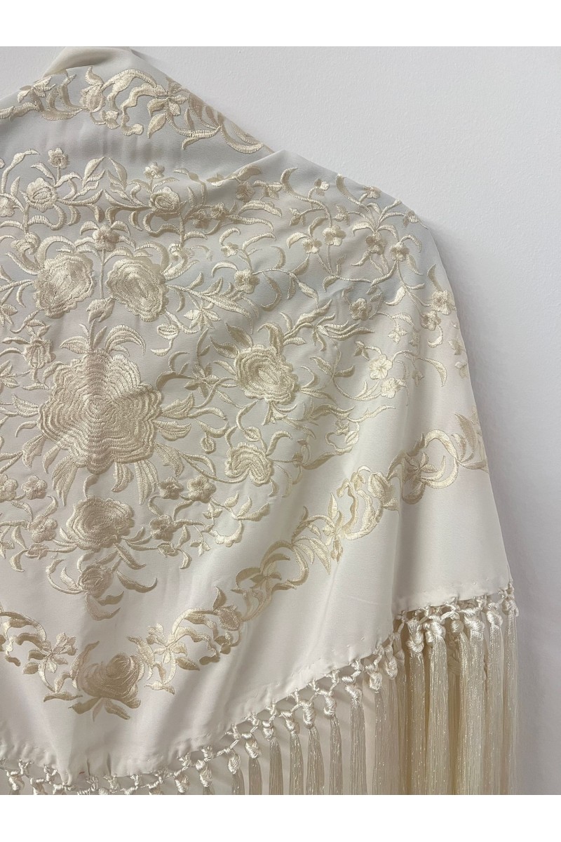 Mantoncillo de flamenca ANDALUCÍA blanco roto al tono con borlones